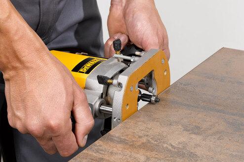 Geradschleiferarbeiten mit Holz Abschleifung von Holzkanten mittels Geradschleifer