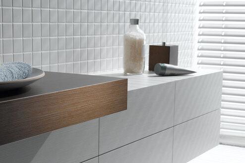 Waschtischunterschrank Detailaufnahme Detailaufnahme eines weißen Waschtischunterschrankes mit dunkler Waschtischplatte