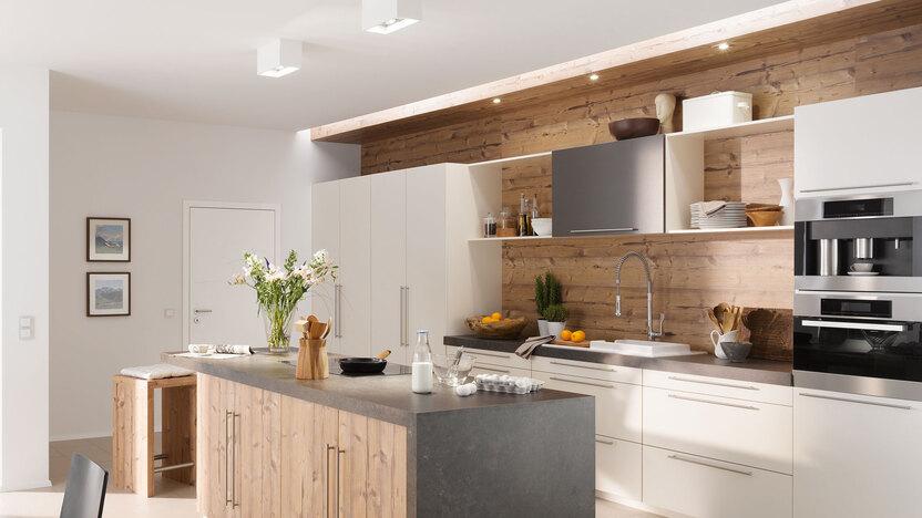 Impressionen eines Küchenstudios Impressionen einer Küche mit Esszimmer mit hellen Holzmöbeln und dunklen und weißen Fronten im Kontrast